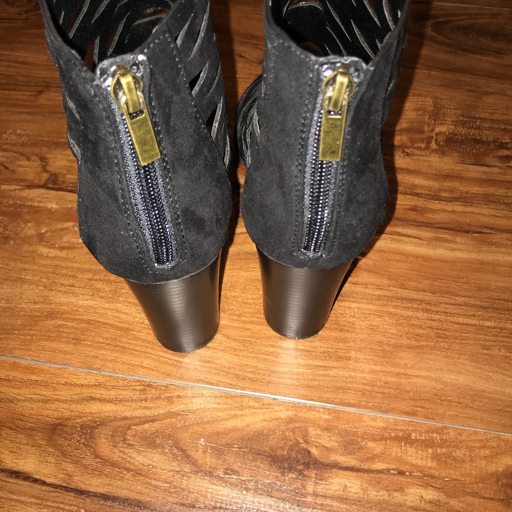 Heels - Picture 3 of 3
